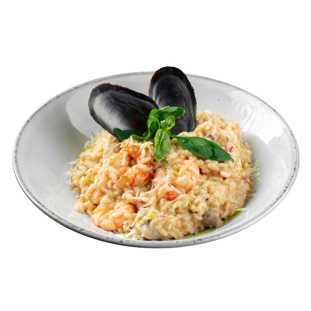 Porzione isolata di risotto gourmet di frutti di mare