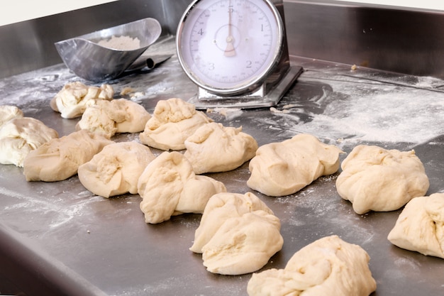 Porzioni singole di impasto per pizza sul bancone della cucina