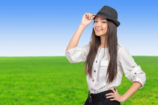 Posa d&#39;uso del cappello di paglia della fedora di estate della bella giovane donna