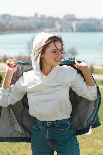 Posa della donna di smiley del colpo medio