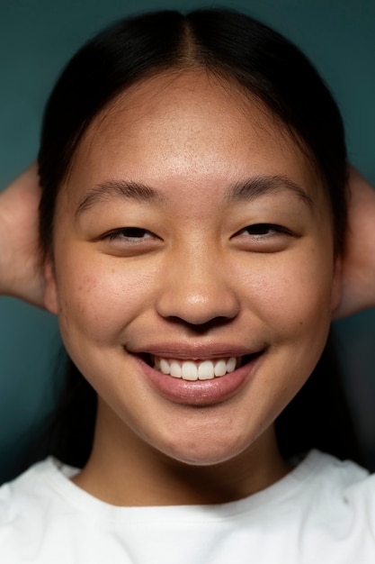 Posa della donna di smiley di vista frontale