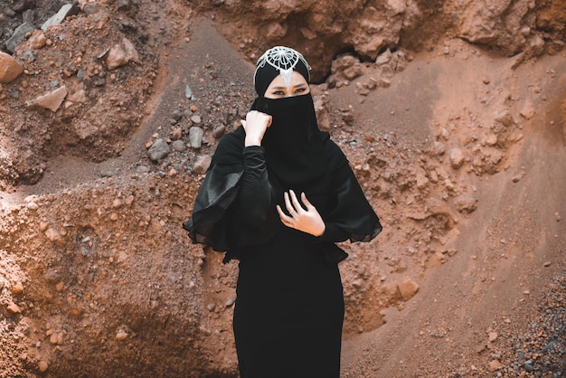 Posa della donna musulmana al primo piano del deserto
