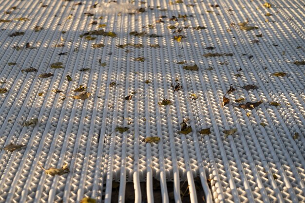 Posa della pista di pattinaggio sul ghiaccio preparazione del campo di ghiaccio mobile per lo spettacolo di strada di una partita di hockey