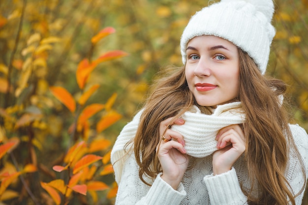 Posa della ragazza all'aperto in autunno