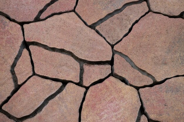 Posa di pietre per pavimentazione in cemento grigio sul cortile della casa Fondo della pavimentazione