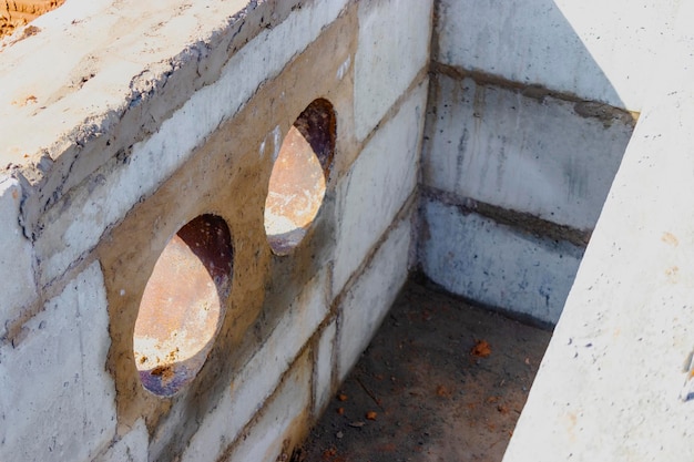 Posa di tubazioni interrate in camera di cemento Installazione di condotta idrica in cantiere Realizzazione di pozzetti di acqua piovana valvola di fognatura impianto sanitario e stazione di pompaggio