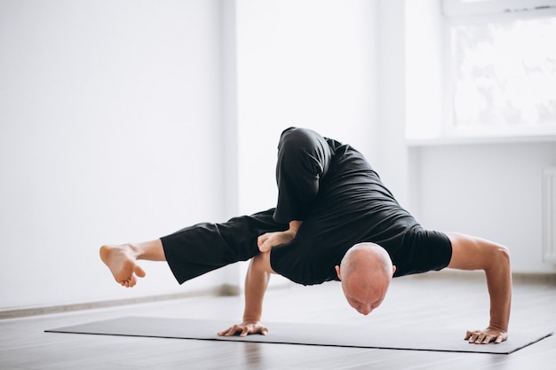 Posa di yoga uomo