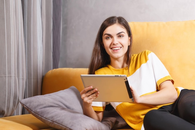 Posa felice della ragazza castana dai capelli lunghi