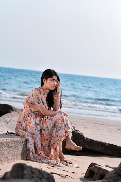 posa frontale casual bella ragazza confusa sulla spiaggia modello pakistano indiano