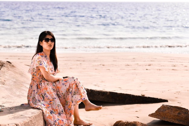 posa frontale casual bella ragazza sulla spiaggia modello pakistani indiano