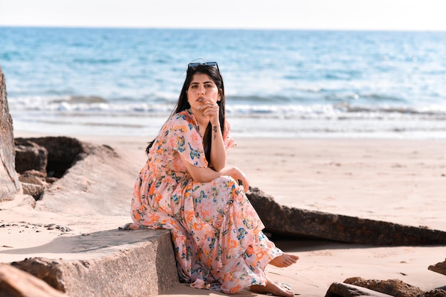 posa frontale casual bella ragazza sulla spiaggia modello pakistani indiano