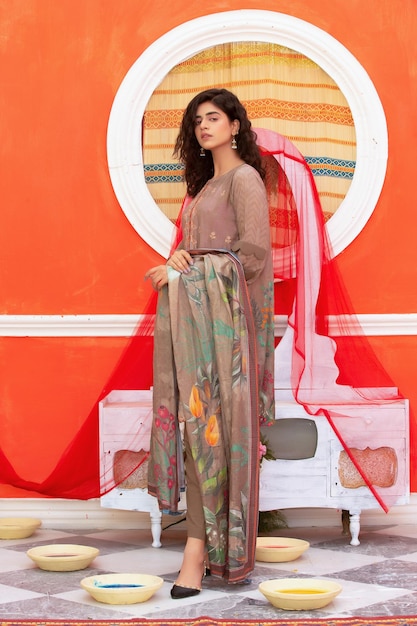 Posa laterale di una modella asiatica sexy per un servizio fotografico di moda a Shalwar Kameez