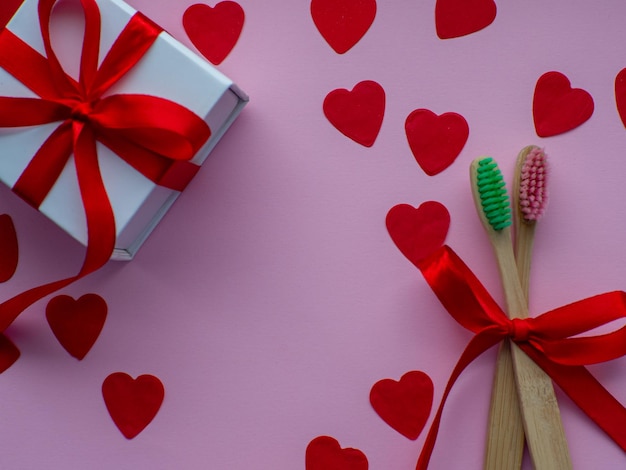 Posa piatta con minuscole carte a forma di cuore, confezione regalo bianca e spazio per il testo