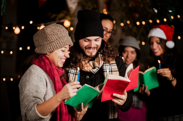 Posada messicana, amici Cantando canti natalizi in Natale in Messico