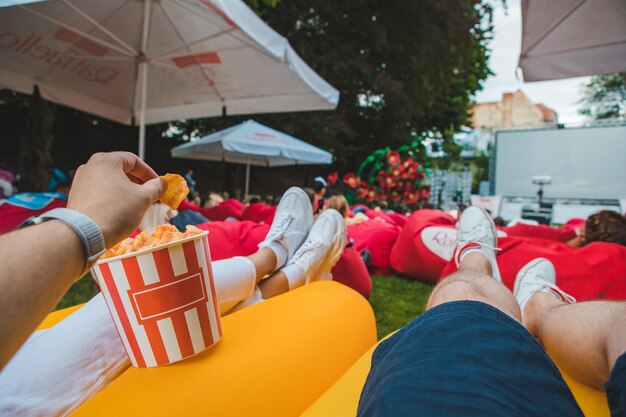 Posare spuntini guardando film al cinema all'aperto