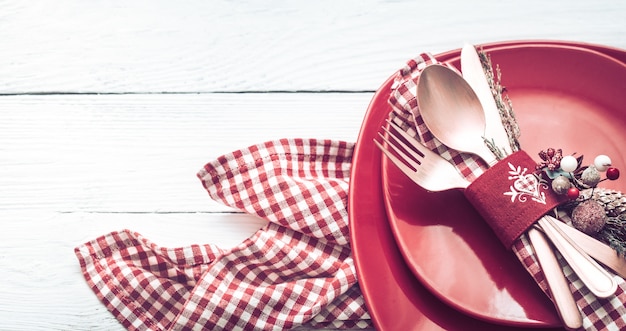 Posate cena di Natale su una parete di legno bianca