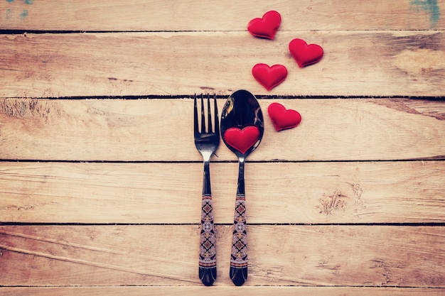 Posate di tabella posate e cuore rosso per la cena Valentine Day.
