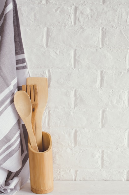 Posate e asciugamano in legno o bambù all&#39;interno della cucina bianca.