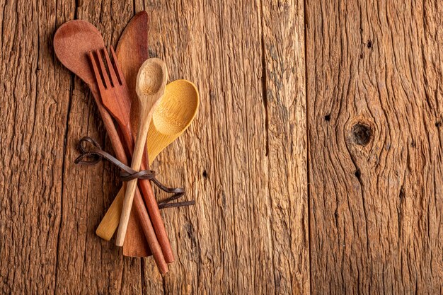 Posate in legno su tavola di legno