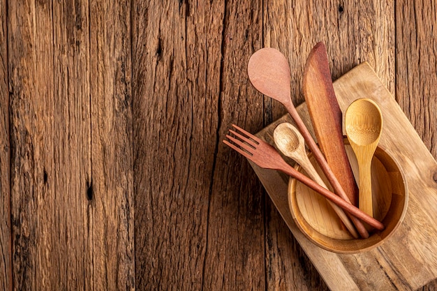 Posate in legno su tavola di legno