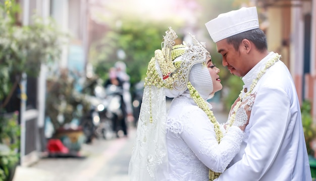 pose romantiche sia degli sposi che degli sposi nel giorno del loro matrimonio