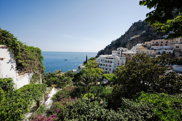 Positano con alberghi e case sulle colline che scendono verso la costa comode spiagge e mare azzurro sulla Costiera Amalfitana in Campania Italia