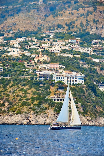 Positano, Costiera Amalfitana, Campania, Italia. Bella vista di Positano lungo la Costiera Amalfitana in Italia in estate. Paesaggio urbano di vista di mattina sulla linea di costa del Mar Mediterraneo.