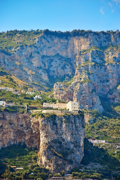 Positano, Costiera Amalfitana, Campania, Italia. Bella vista di Positano lungo la Costiera Amalfitana in Italia in estate. Paesaggio urbano di vista di mattina sulla linea di costa del mar mediterraneo.