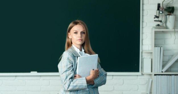 Positiva giovane donna libera professionista intelligente o uno studente con libro bella studentessa carina giovane bionda wo