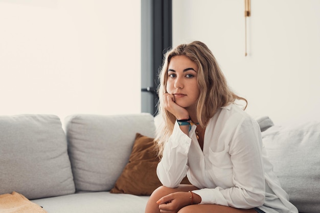 Positiva seria ragazza modello millenaria a casa foto di testa femminile