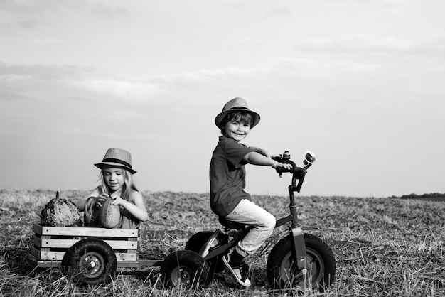 Positivo bambina e ragazzo bella giornata divertente per amici carini nella natura la bambina e il ragazzo si divertono