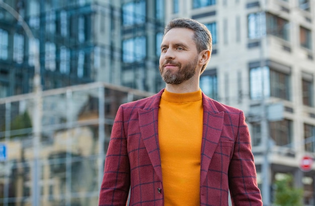 Positivo stile ragazzo caucasico in strada stile ragazzo caucasico fuori