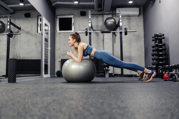 Posizione della plancia gomiti appoggiati su una palla fitness