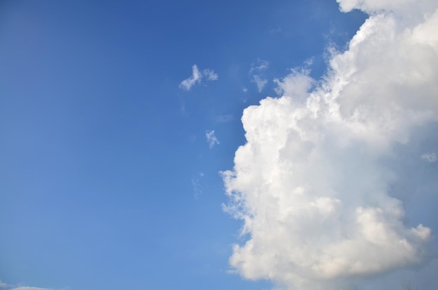 Posizione dello sfondo di Sky e Cloudscape a Sangkhlaburi a Kanchanaburi Thailandia