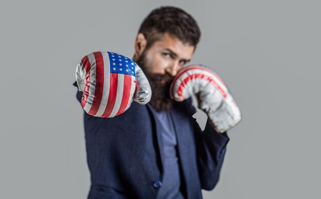 Posizione di combattimento Knockout Businessman in America guanti da boxe Businessman con guanti da box uomo in abito e guanti di boxe americani business winner pronto per la battaglia d'affari