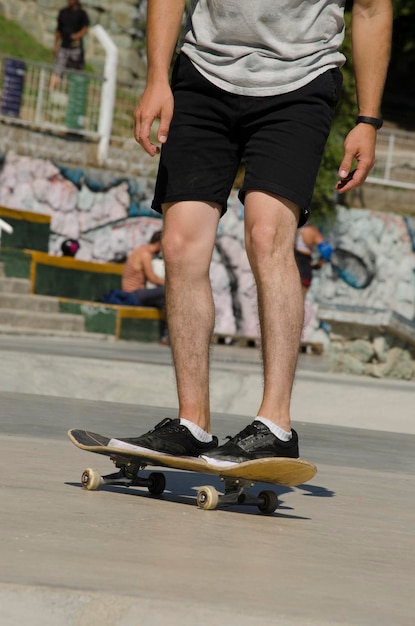 posizione di skateboard ragazzo su uno skateboard