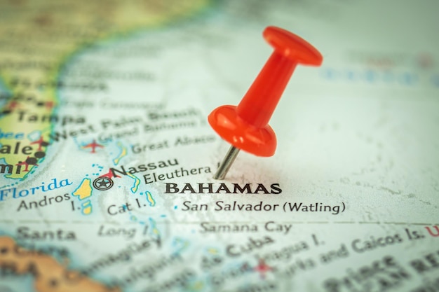 Posizione Isole Bahamas puntina rossa sull'indicatore della mappa di viaggio e punto primo piano turismo e concetto di viaggio Nord America