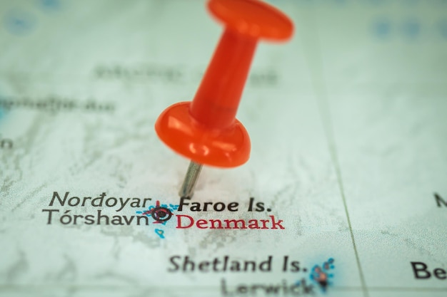 Posizione Isole Faroe puntina sulla mappa primo piano marcatore di destinazione per il turismo di viaggio e il concetto di viaggio Europa