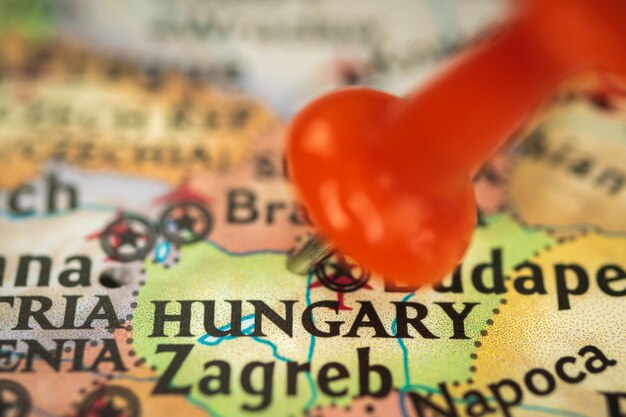 Posizione Ungheria puntina sulla mappa primo piano marcatore di destinazione per il turismo di viaggio e il concetto di viaggio Europa