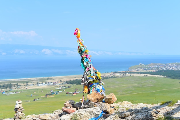 Post autostop con nastri della religione sciamanica nell'isola di Khuzhir Olkhon