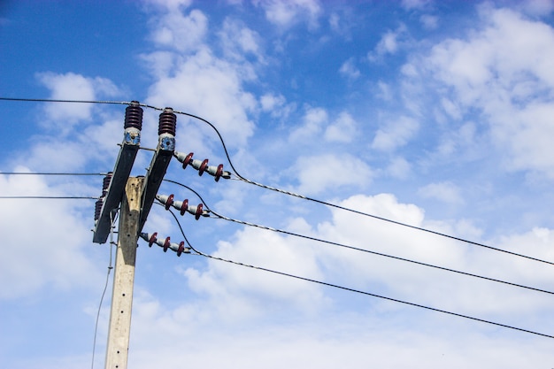 post di elettricità nel cielo blu in Thailandia