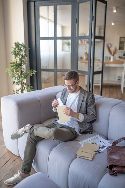 Posta cartacea. Un uomo che controlla le nuove mail che ha ricevuto