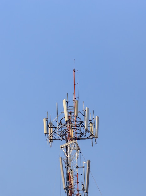 Posta di comunicazione su cielo blu