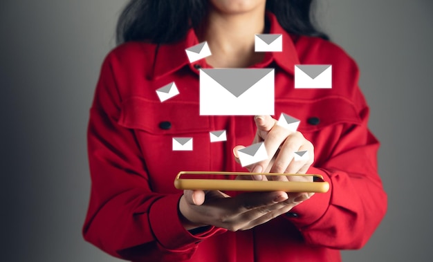 Posta in arrivo e-mail comunicazione online e concetto di e-mail marketing