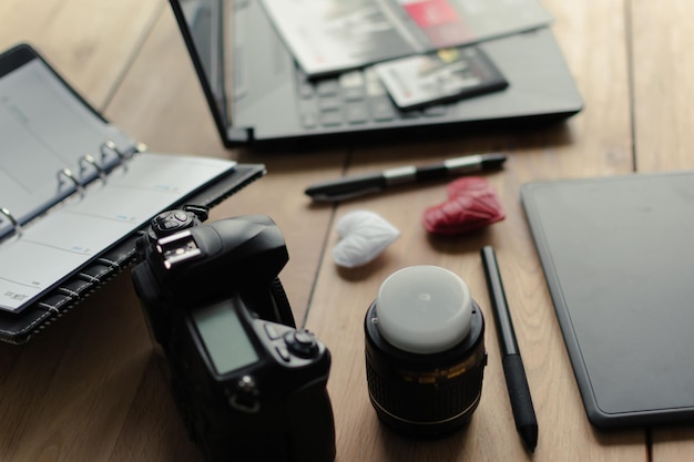 Postazione di lavoro per designer grafici con stilo per agenda per laptop con lente dslr e oggetti 3d