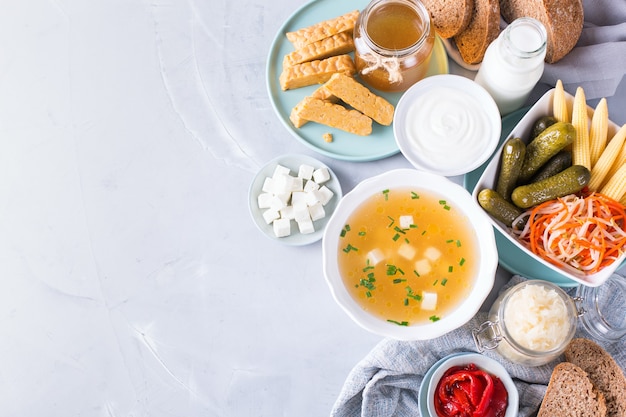 Postbiotici: metaboliti e componenti della parete cellulare dei probiotici, alimenti funzionali. Tempeh, kombucha, crauti, sottaceti, kefir, yogurt, zuppa di miso, formaggio a pasta molle, pane a lievitazione naturale