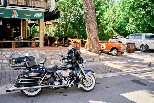 Posteggio moto vicino al bar del parco