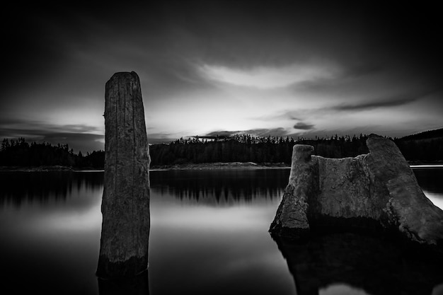 Postelli di legno nel lago contro il cielo