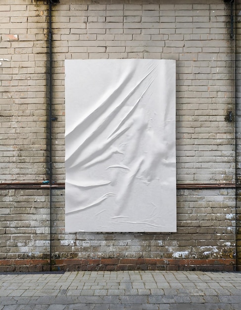 Poster bianco e arrugginito sulla parete di mattoni della strada