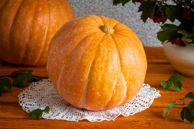 Poster da cartolina in stile rustico per Halloween zucca arancione sul tavolo